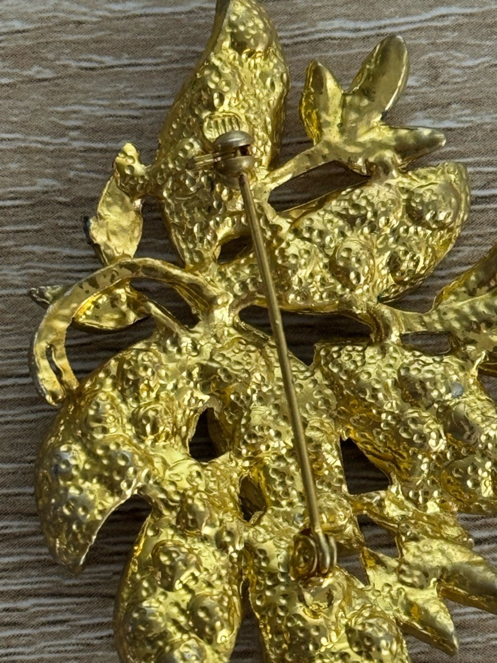 Vintage Leaf Rhinestone Gold Tone Brooch Luminous Sparkly Mid Century 50s 60s - Picture 6 of 8